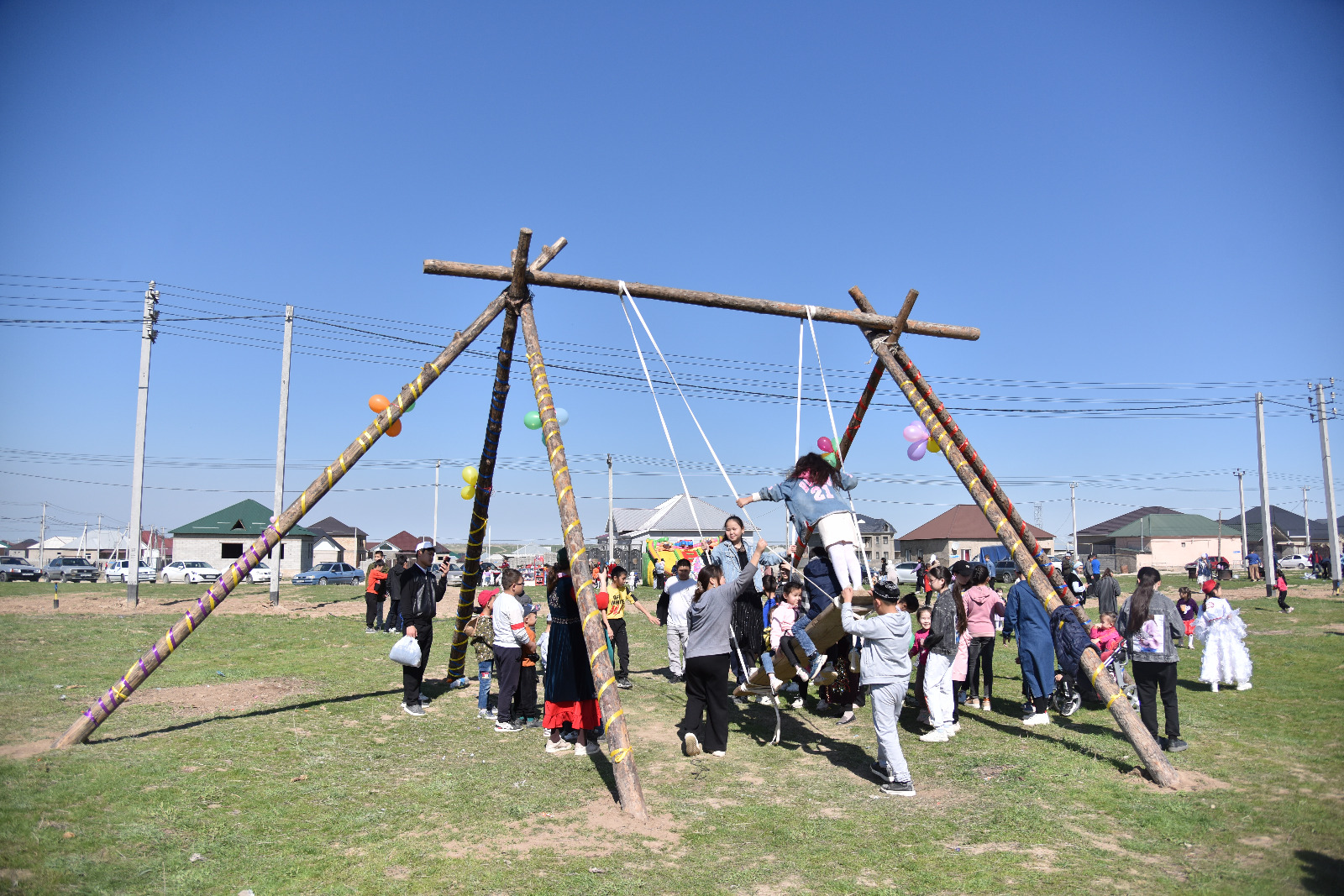 АБАЙ АУДАНЫ: ТҰРҒЫНДАР БІРАУЫЗДАН НАУҚАНҒА ҚАТЫСЫП, НАУРЫЗДЫ ТОЙЛАДЫ