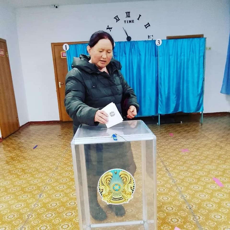 Қостанай облысы, Амангелді ауданының Үрпек ауылында № 239 сайлау учаскесінде сайлаушылар ертемен келіп дауыс беруде.