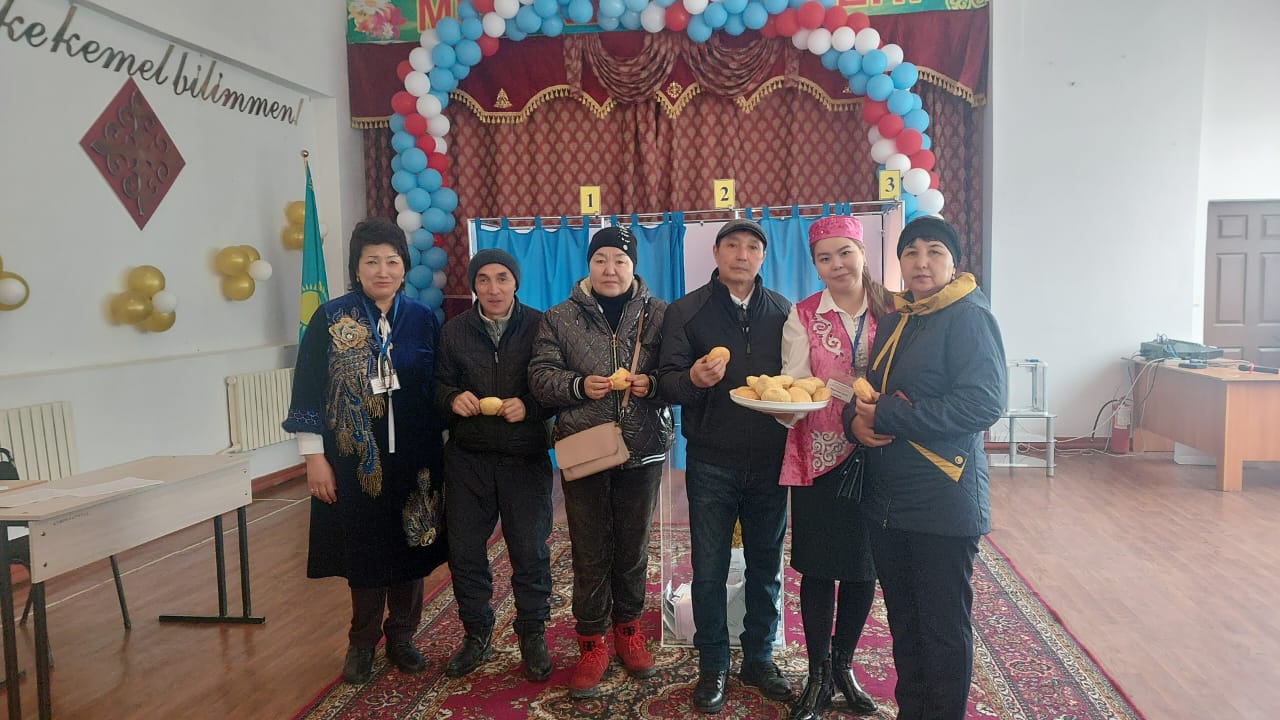 A "BAUYRSAQ PARTY" is organized at polling station No. 45 in the city of Ucharal, election commissions meet voters in national clothes on the occasion of the March holiday, distribute 5,000 bagels to voters.