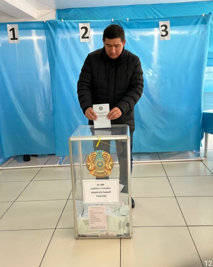 Аким города Шахтинска проголосовал на выборах