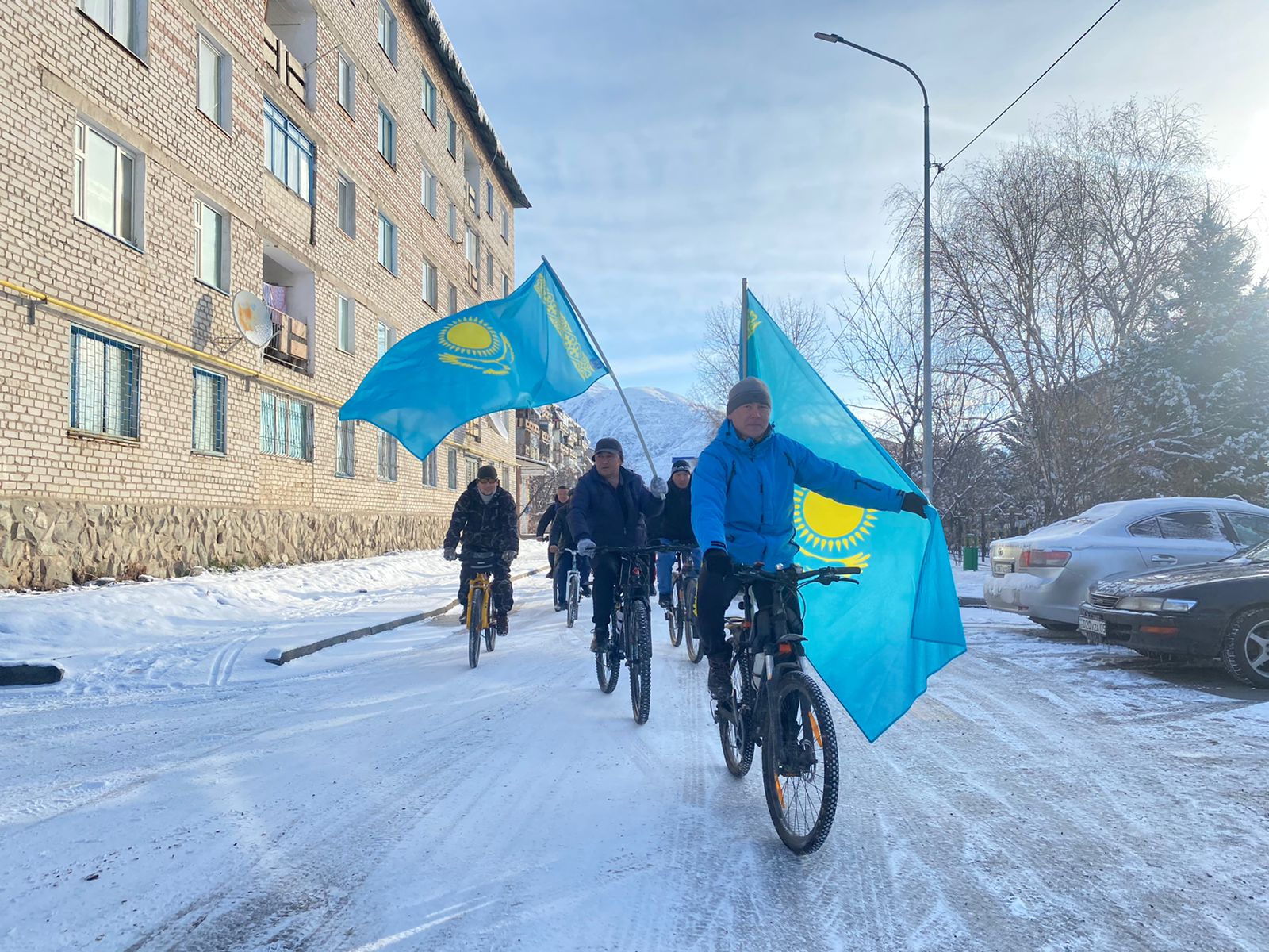 Текеліде сайлауға велосипедшілер Мемлекеттік Ту ұстап,  шеру жасап келді