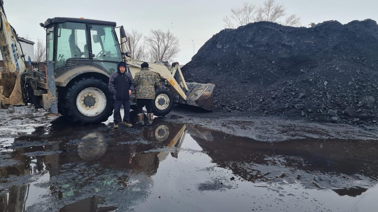 По тонне угля получили социально уязвимые семьи в Нуринском районе