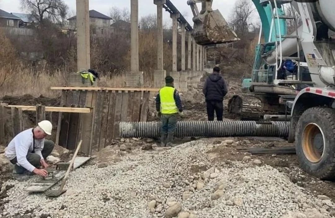 Продолжаются работы по замене аварийного канализационного коллектора.