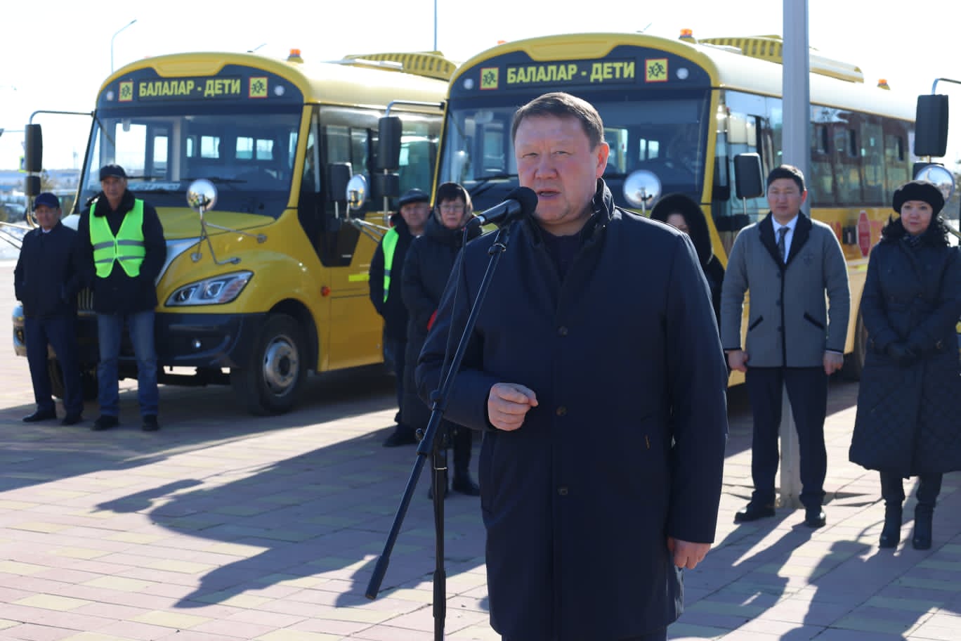 В преддверии  праздника Наурыз мейрамы Кумар  Аксакалов вручил ключи от 28 школьных автобусов