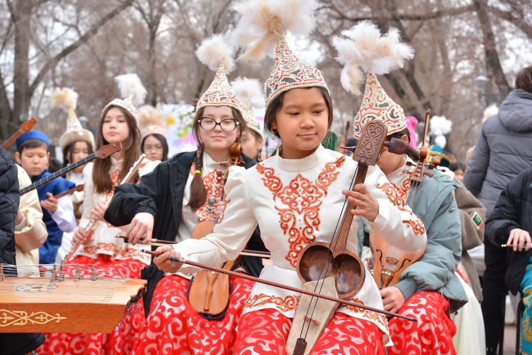 В канун весеннего праздника Наурыз в городе Алматы прошёл Республиканский челлендж домбристов «Күй күмбірі»