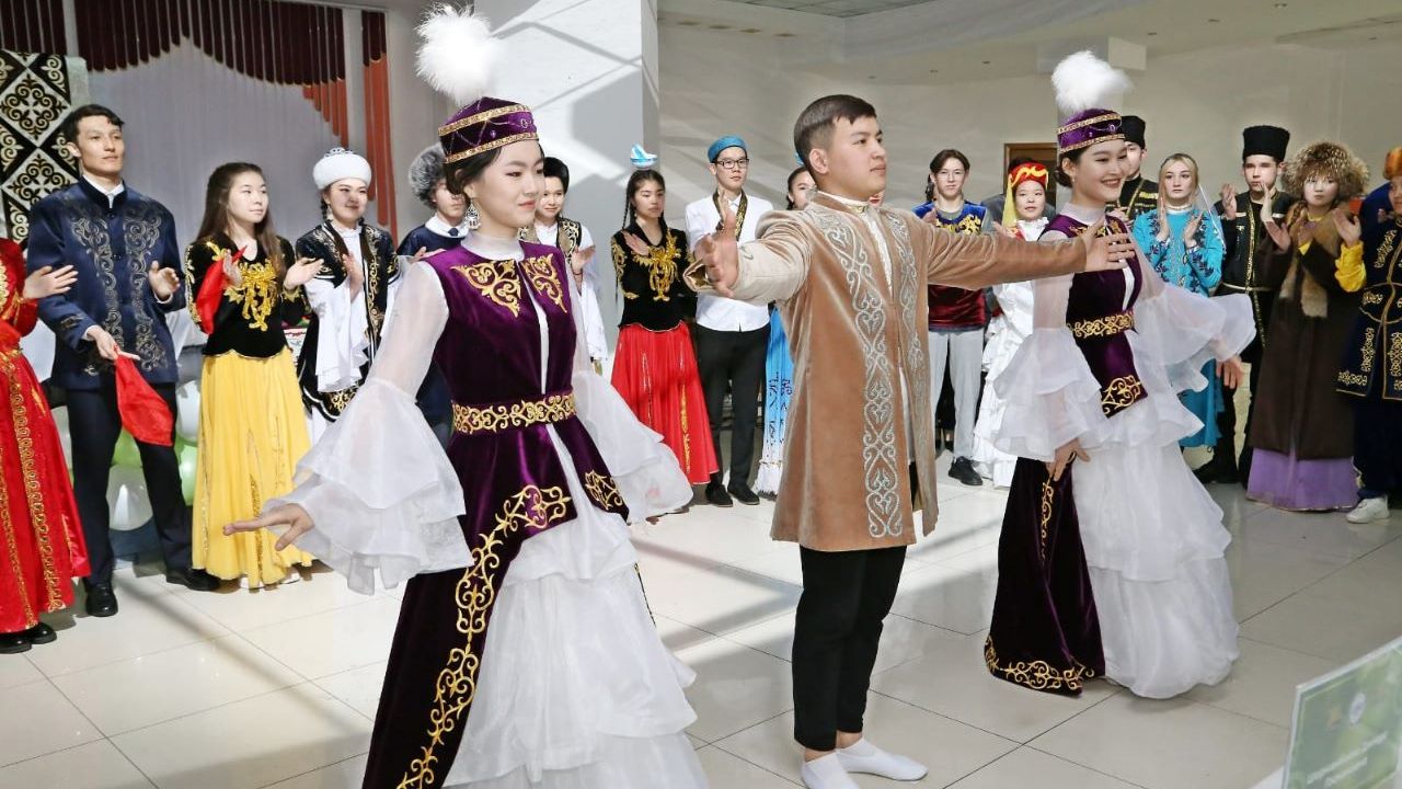 В Караганде студенты представили традиции и кухню народов, издревле празднующих Наурыз