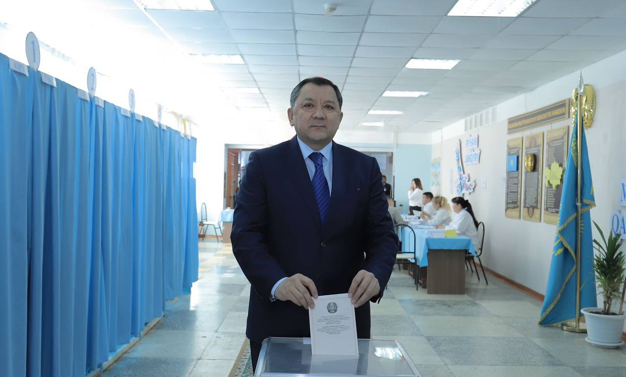 Глава Мангистау Нурлан Ногаев проголосовал на выборах в Мажилис и маслихаты