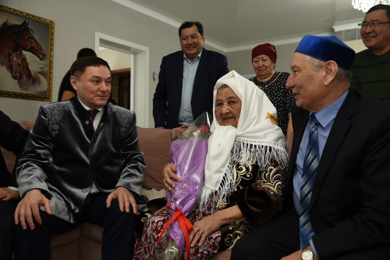 Ермек Маржикпаев поздравил с Наурыз мейрамы      99 – летнюю жительницу областного центра