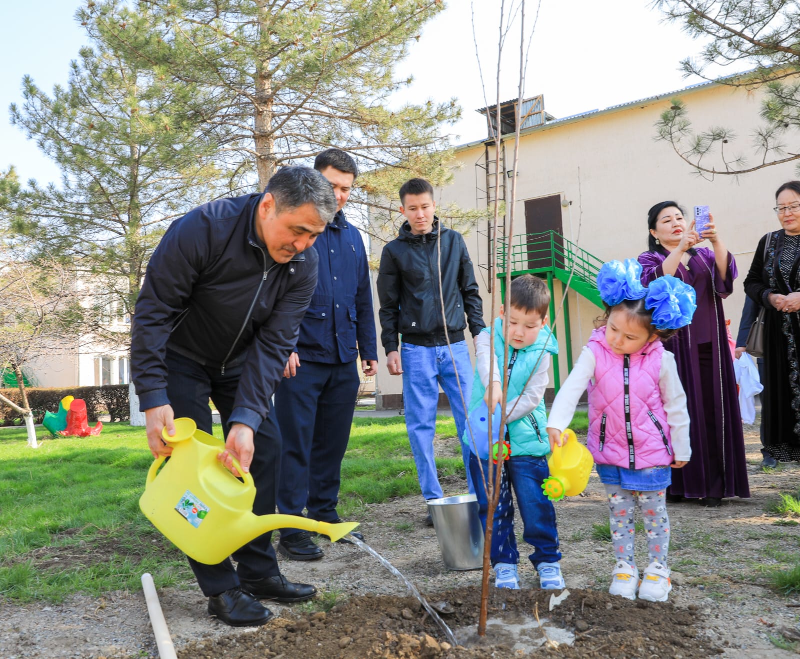 Жамбыл облысының әкімі бөбектер үйінің бүлдіршіндерімен бірге ағаш екті