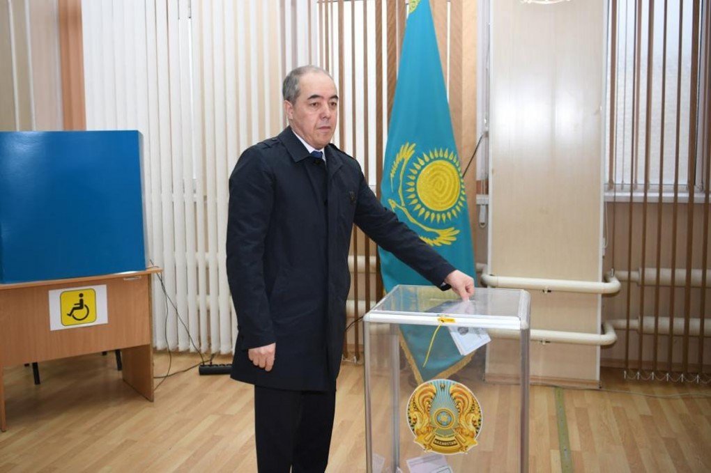 Аким ЗКО проголосовал на выборах в Мажилис Парламента и маслихаты РК