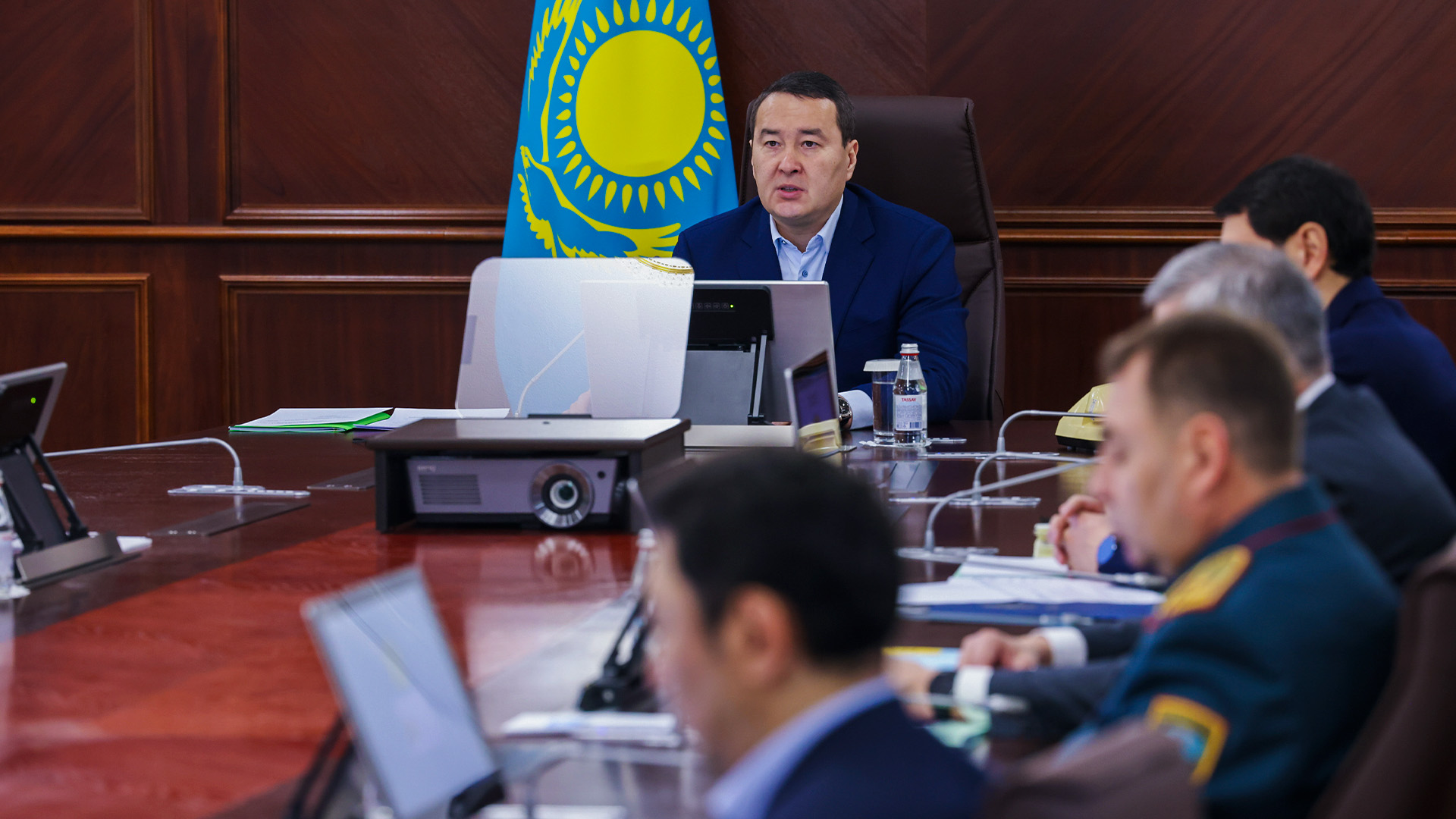 Алихан Смаилов: Госорганам нужно решать вопросы казахстанцев проактивно, не дожидаясь поступления жалоб