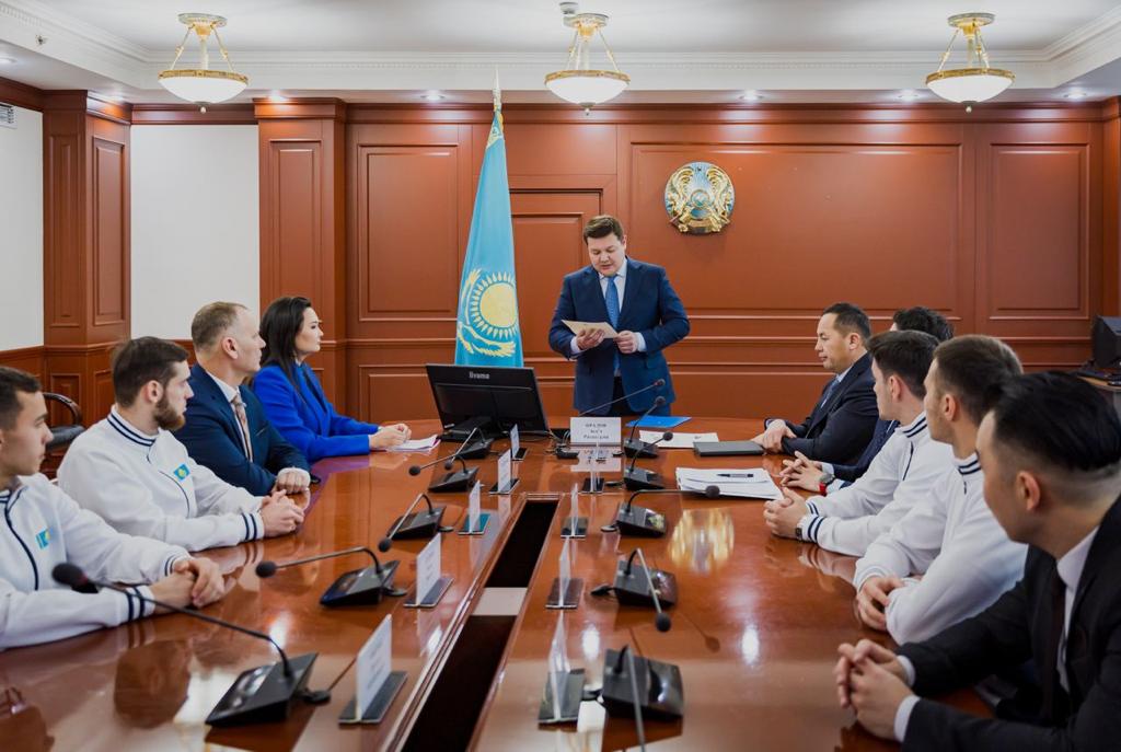 Министр культуры и спорта вручил поздравительное письмо от имени Президента казахстанским гимнастам