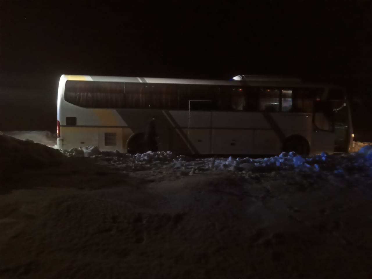 Спасатели эвакуировали порядка 30 человек из снежного заноса  в Карагандинской области