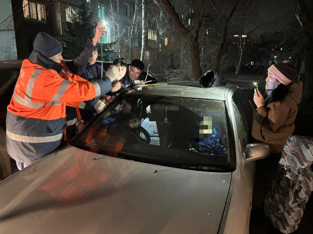 Құтқарушылар көлікте бұғатталып қалған балаға көмекке келді