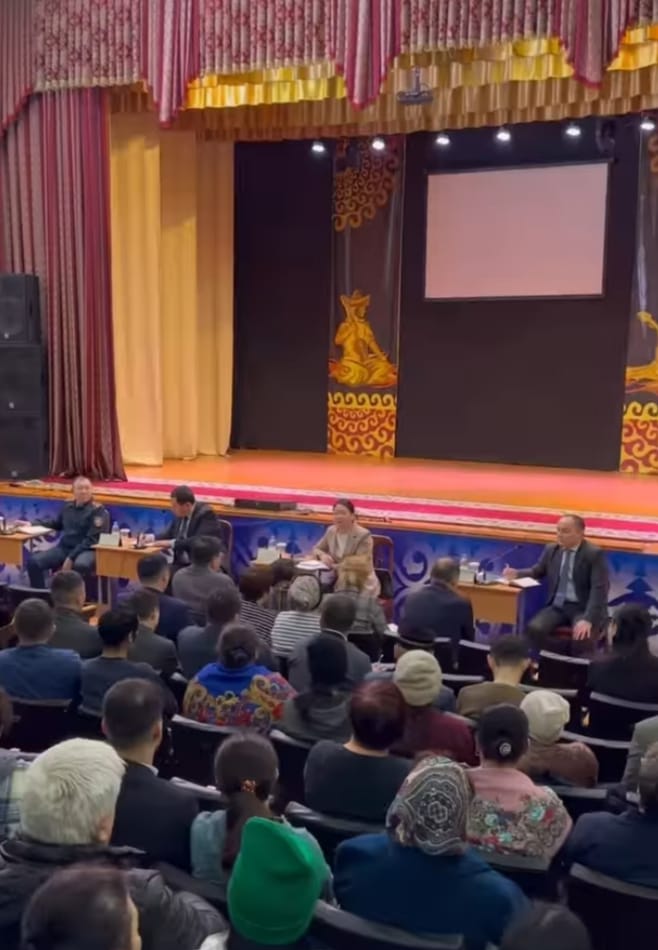 Аким города принял участие во встрече с населением Калкаманского сельского округа.