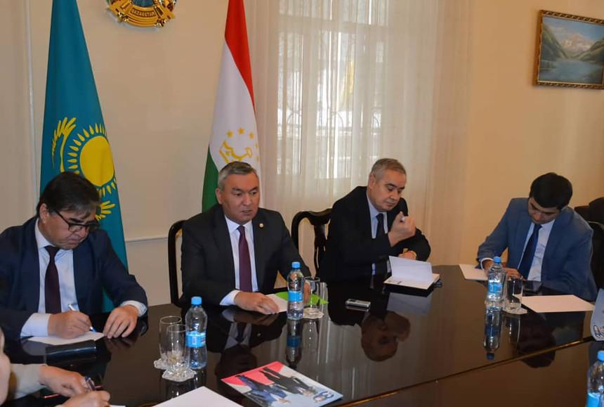 Алдағы парламенттік сайлауды қазақстандық дипломаттар тәжік сарапшыларымен талқылады