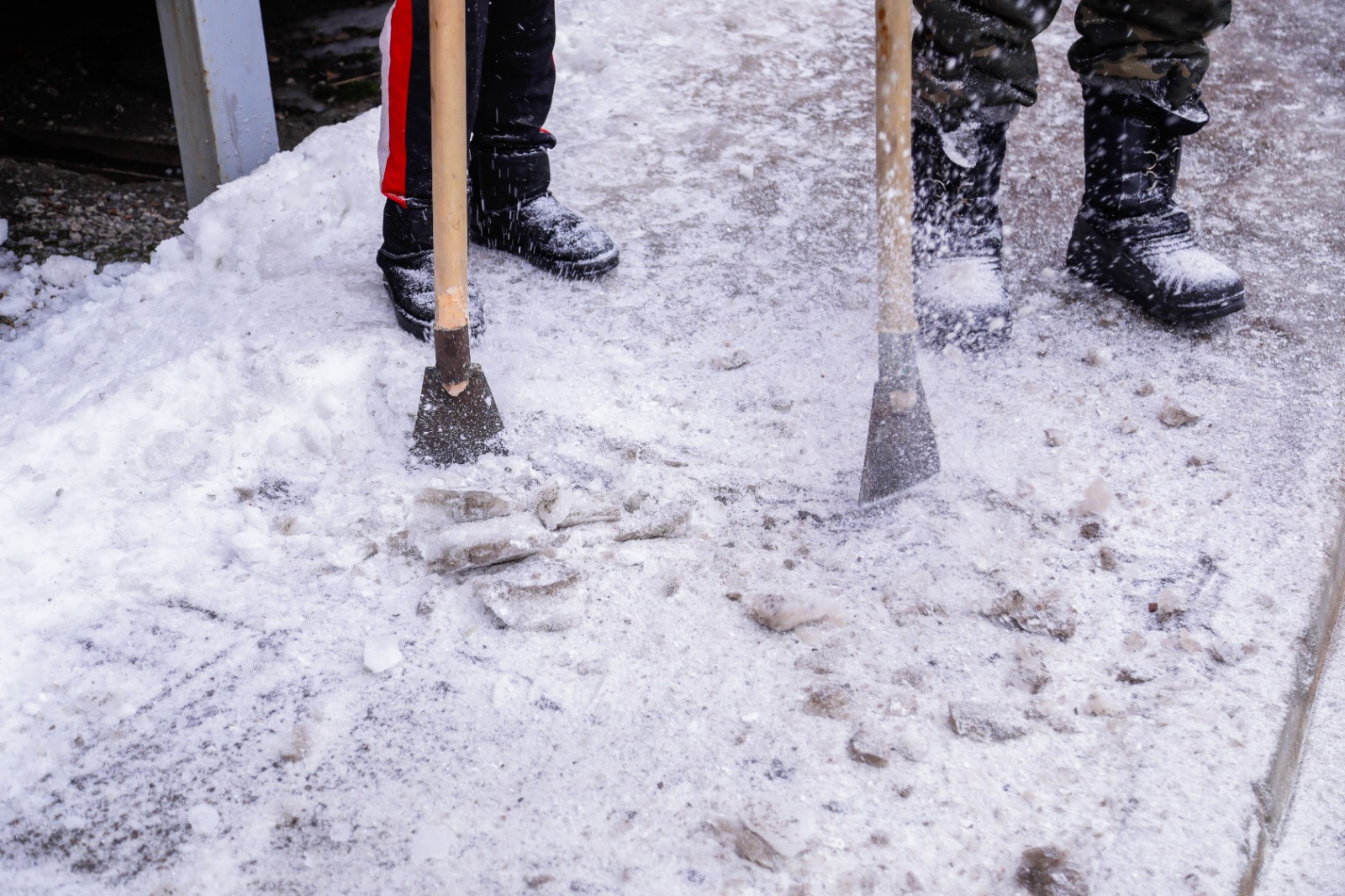 Елорданың коммуналдық қызметтері қаланы қар мен мұздан тазартуда