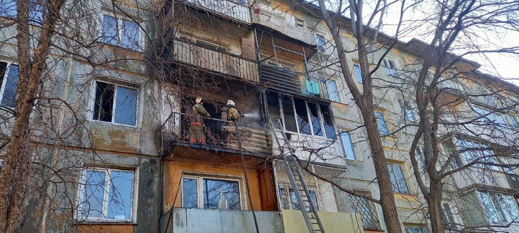 Огнеборцами Усть-Каменогорска при пожаре эвакуировано  10 жителей и спасена пожилая женщина
