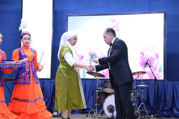 ТҮРКІСТАН: САРЫҒАШТА МЕРЕКЕ ҚАРСАҢЫНДА АНАЛАР АЛТЫН ЖӘНЕ КҮМІС АЛҚАМЕН МАРАПАТТАЛДЫ