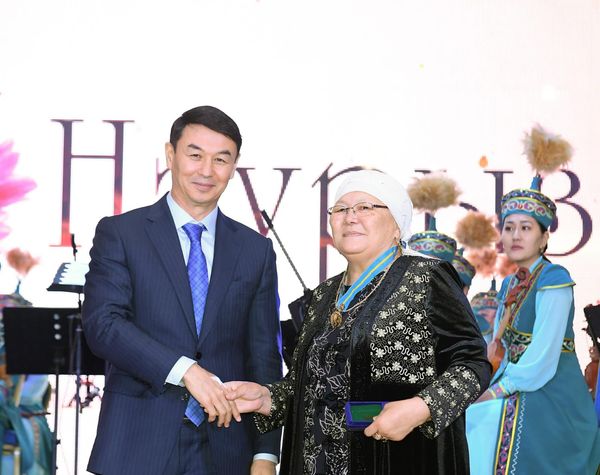 ДАРХАН САТЫБАЛДЫ ТҮРКІСТАН ӨҢІРІНІҢ АРДАҚТЫ АНАЛАРЫНА ҚҰРМЕТ КӨРСЕТТІ