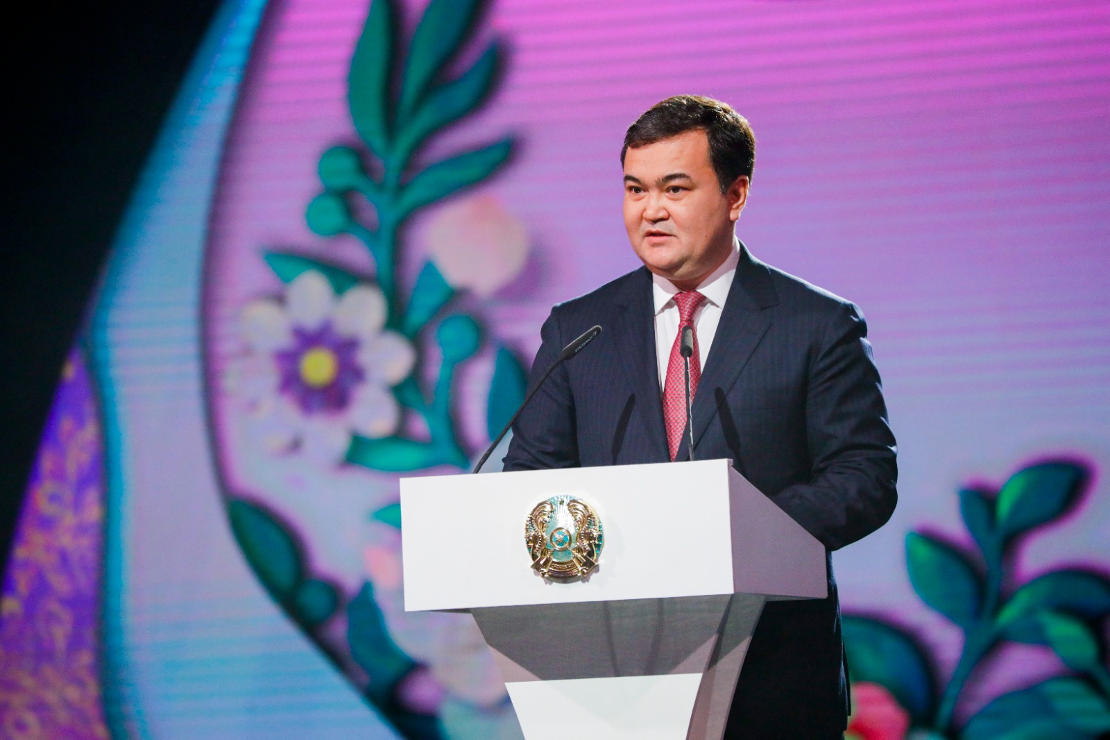 Астана әкімі Жеңіс Қасымбек әйелдер қауымын 8 наурыз мерекесімен құттықтады