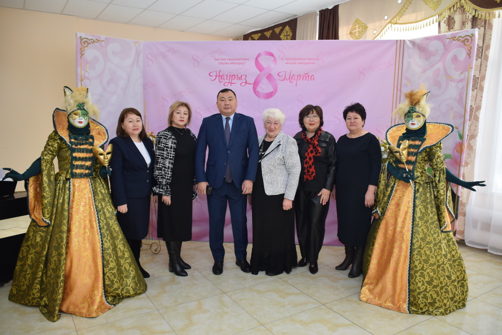 Аким района поздравил женщин с праздником