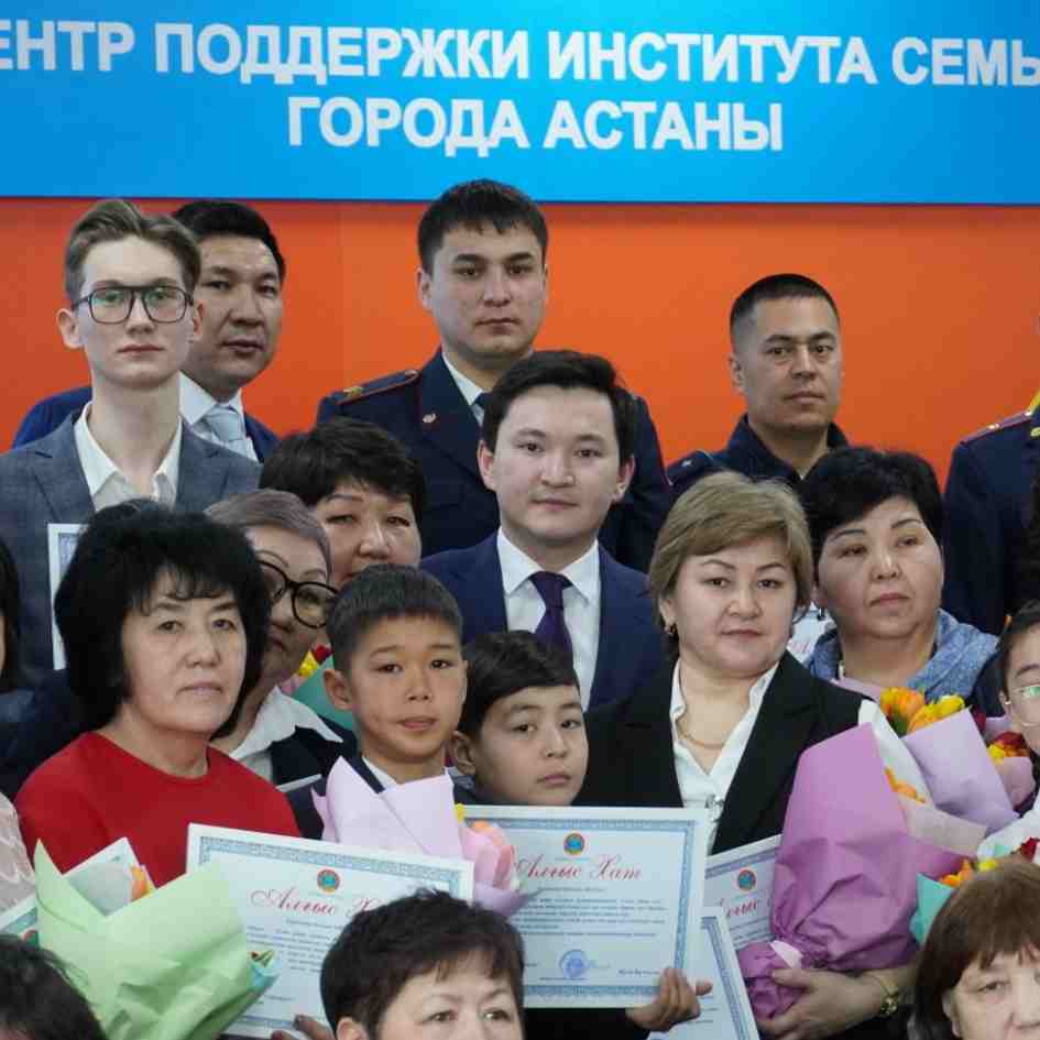 «Для вас - обыденное дело, для нас - героизм»: аким района поблагодарил сотрудников социальной сферы