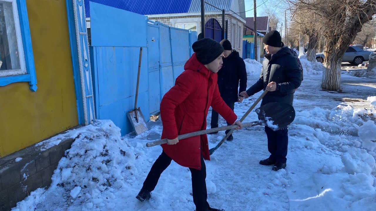 Ақтөбеде еріктілер жалғызбасты қариялардың аулаларын қардан тазартуда