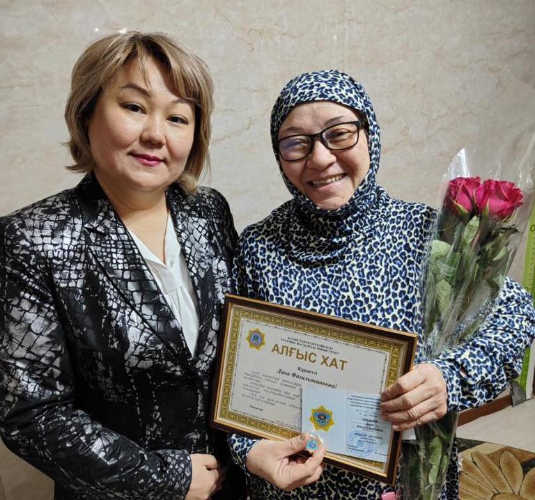 Қоғамдық жерде минетаны қараңыз Орыс порно фильмдерін жұмыс орнында онлайн көру