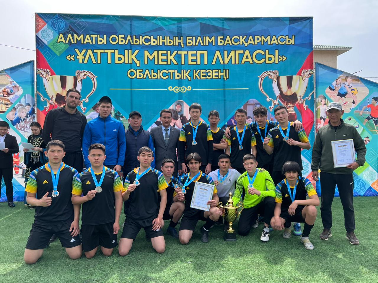 Төңкеріп соратын порно көру Құмарлы сүйістер секс бейнелеріне айналады