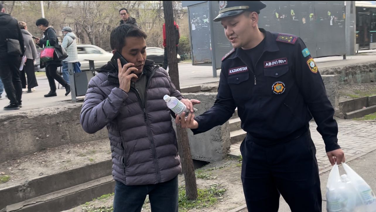 Финики и непростую воду раздавали спасатели в Алматы