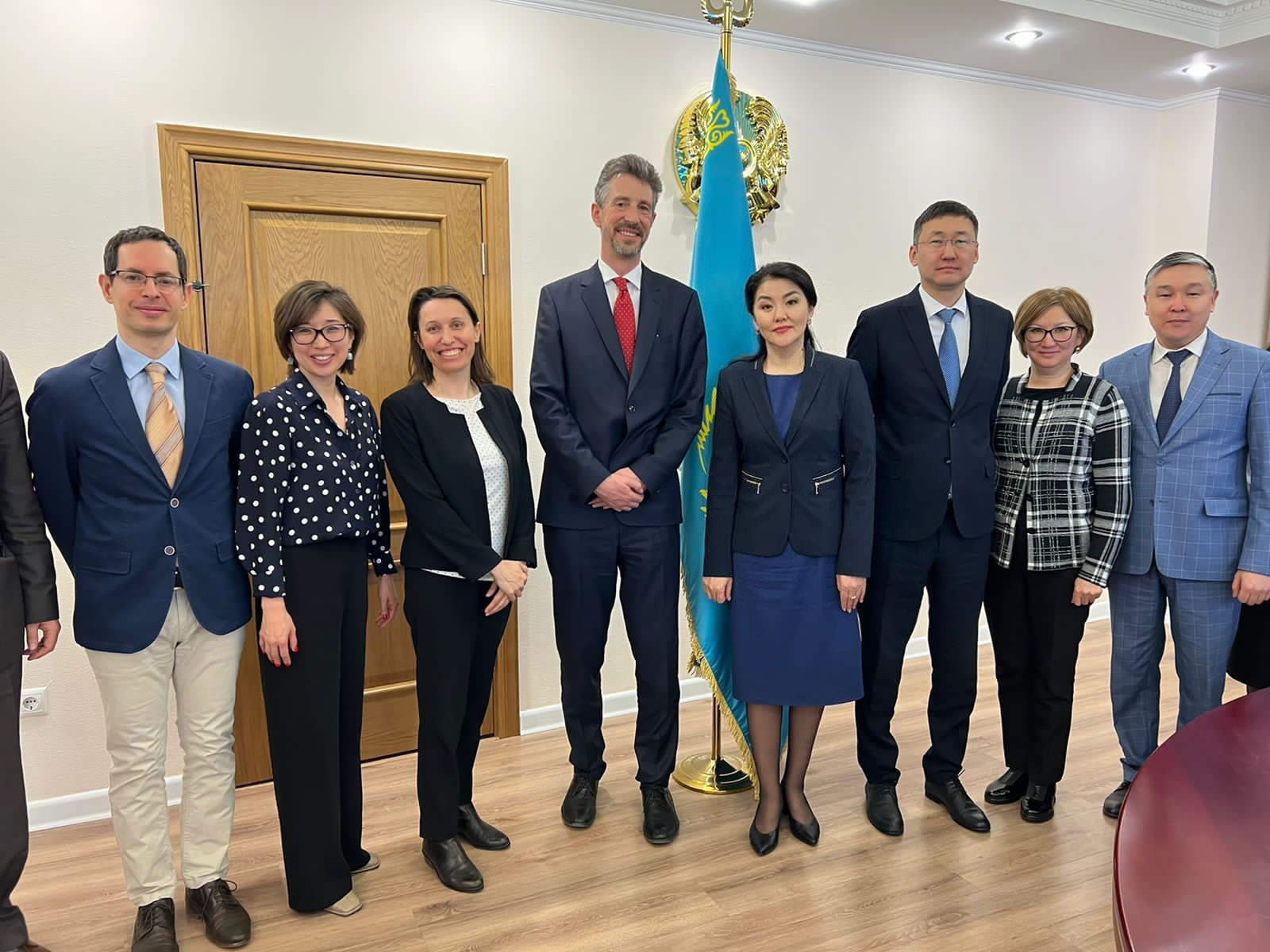 ДЕНСАУЛЫҚ САҚТАУ МИНИСТРЛІГІНДЕ ФРАНЦИЯНЫҢ ҚР-ДАҒЫ ЕЛШІСІМЕН ЕКІЖАҚТЫ ЫНТЫМАҚТАСТЫҚ МӘСЕЛЕЛЕРІ БОЙЫНША КЕЗДЕСУ ӨТТІ
