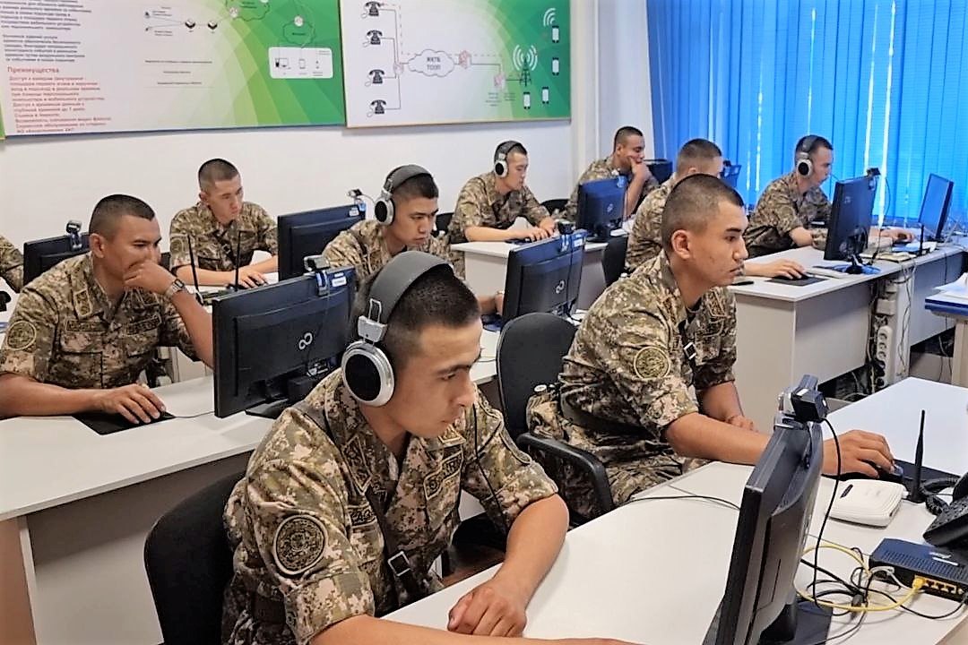 В Алматы солдатам вручили сертификаты о приобретении военной специальности