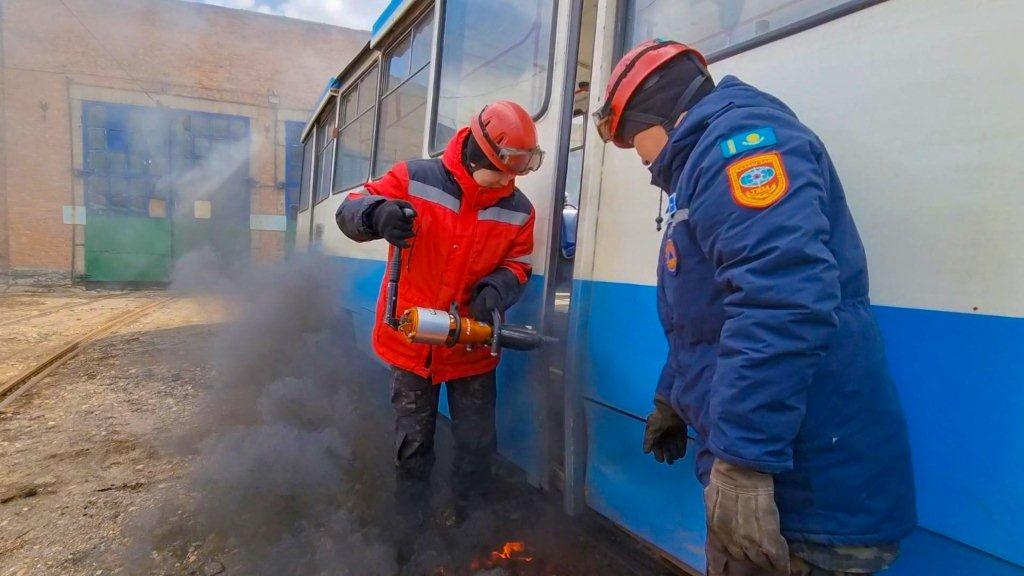Спасатели «подожгли» трамвай, чтобы обучить мерам безопасности на транспорте