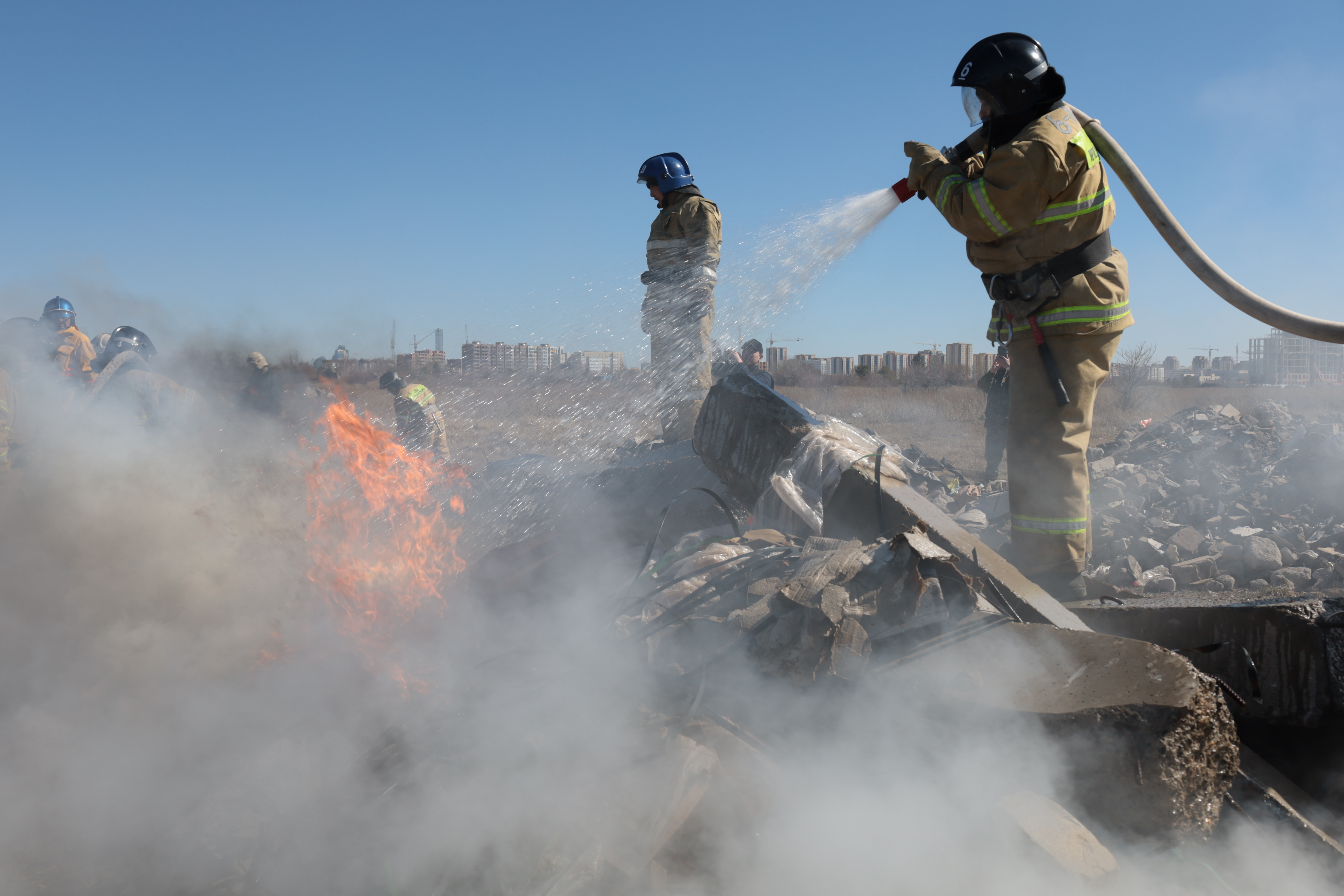 Столичный ДЧС провели пожарно-тактические учения по тушению сухостоя 