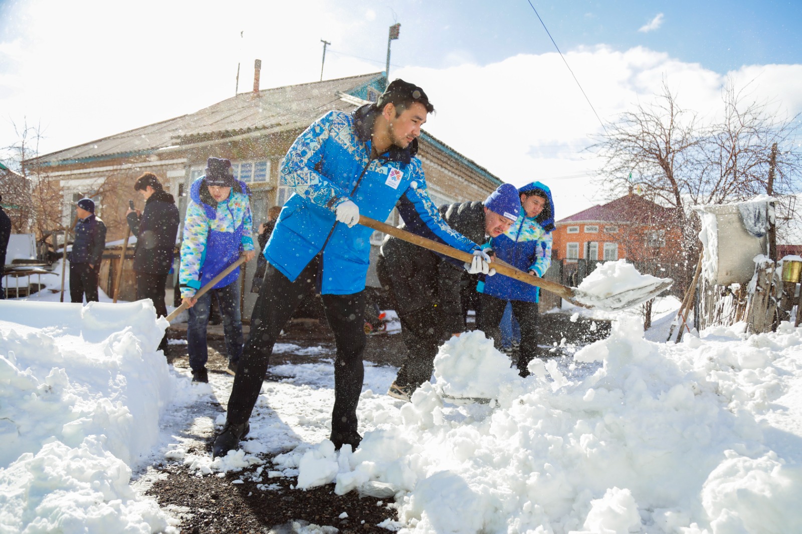 Елорданың белсенді тұрғындары қар күреу акциясын бастады