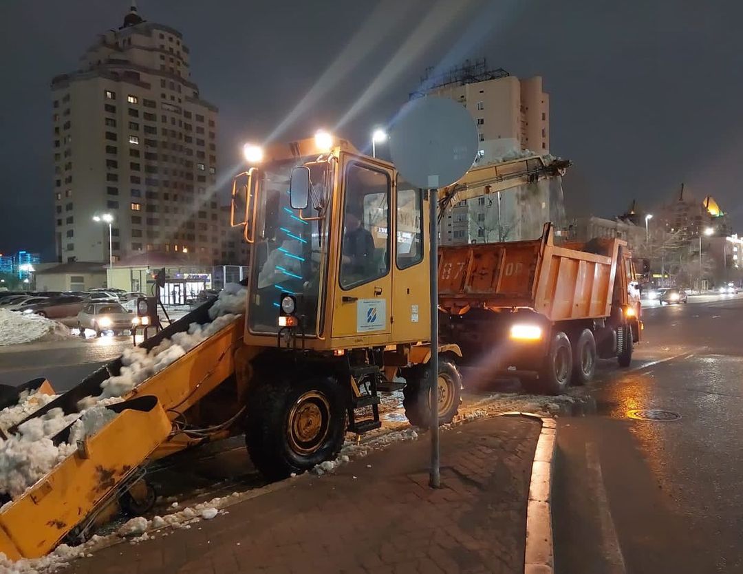 Коммунальщики продолжают бороться с последствиями весеннего снегопада в Астане