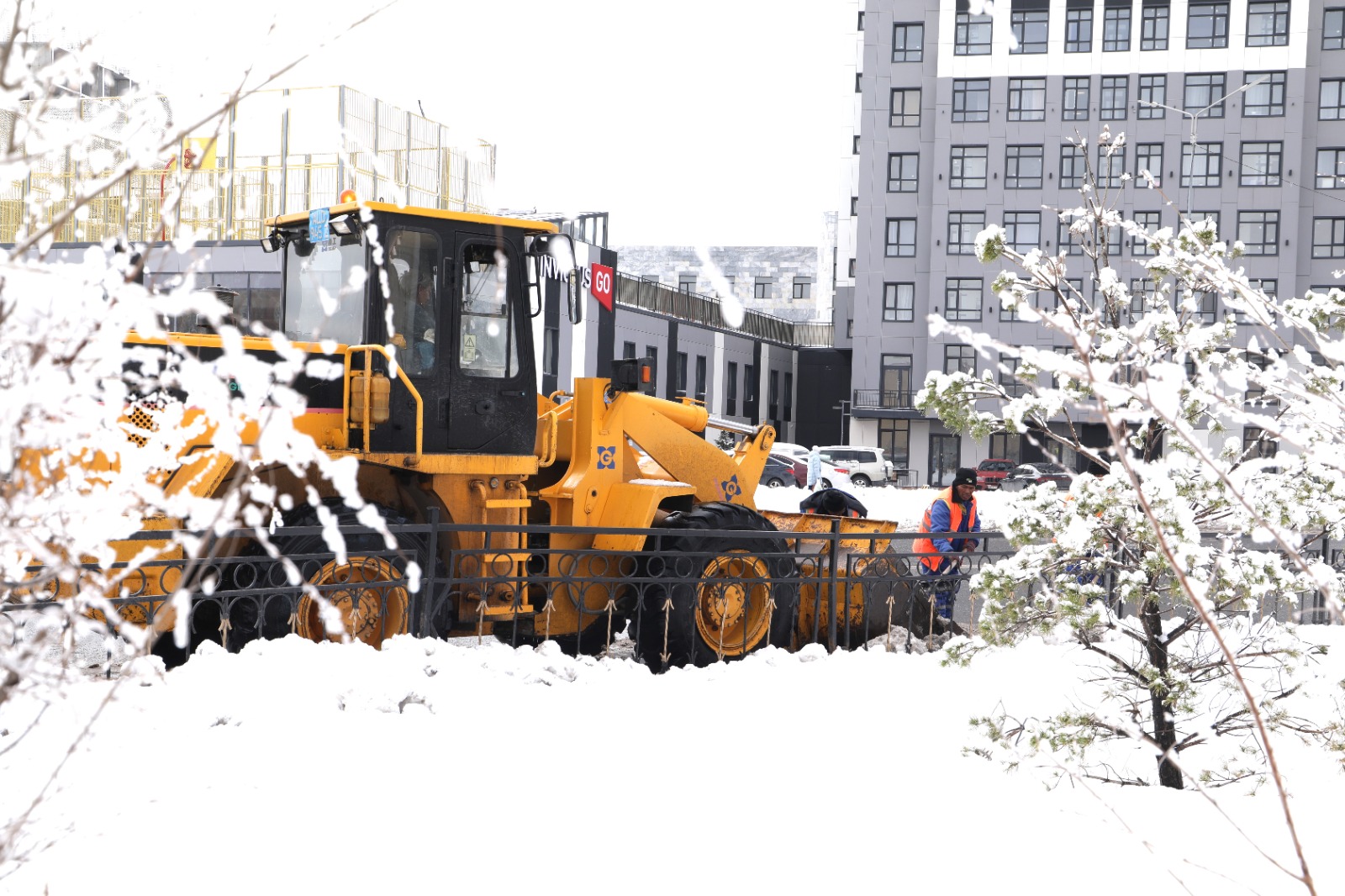 Сәуір айындағы қыс: Астанада қар мен көктайғақтың салдарын жою жұмысы қалай жүріп жатыр