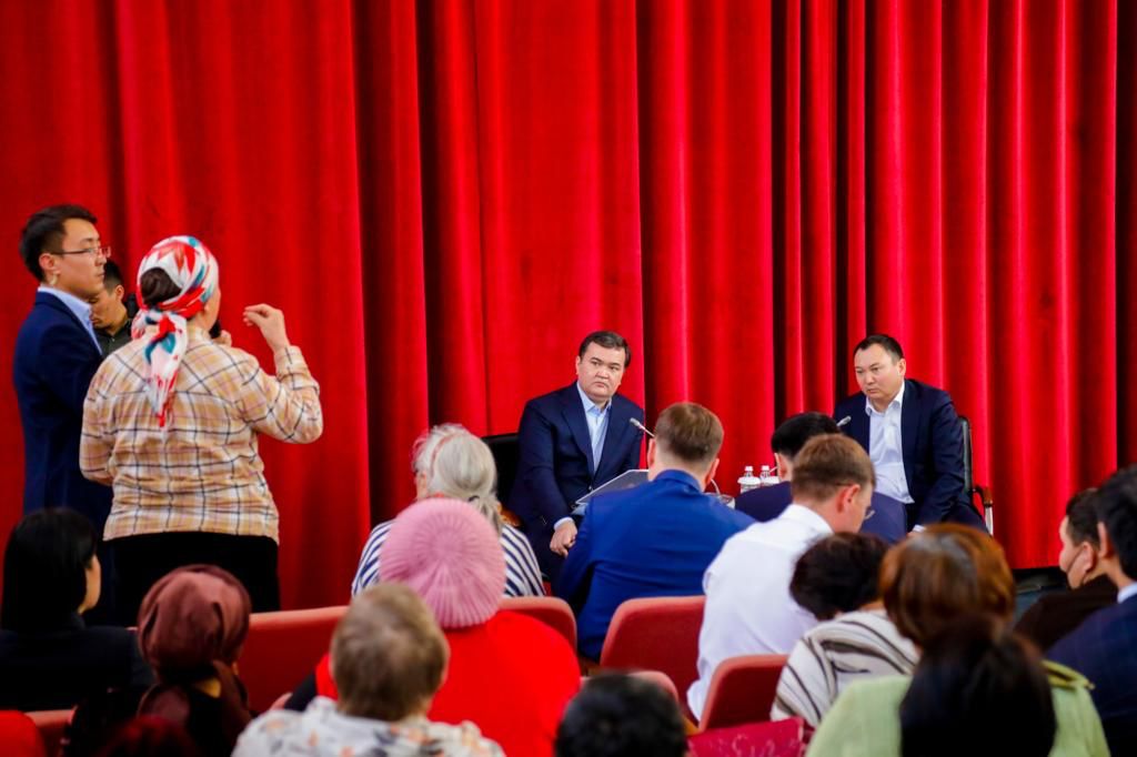 Жеңіс Қасымбек Пригородный елді мекенінің тұрғындарымен кездесті