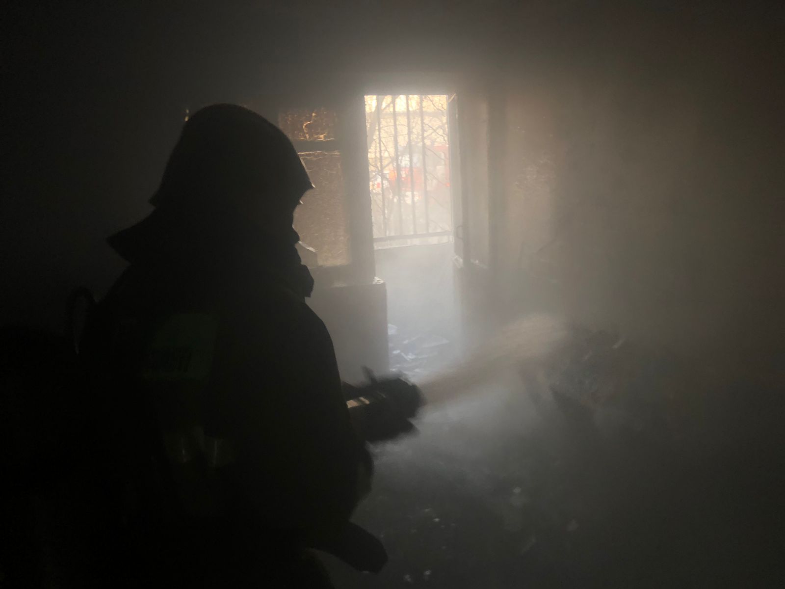 Огнеборцы Семея спасли двух мужчин при пожаре