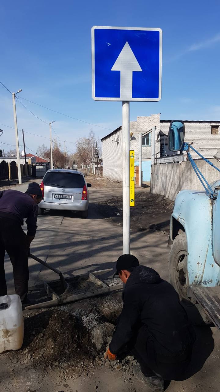 В Семее ведутся работы по установке новых дорожных знаков