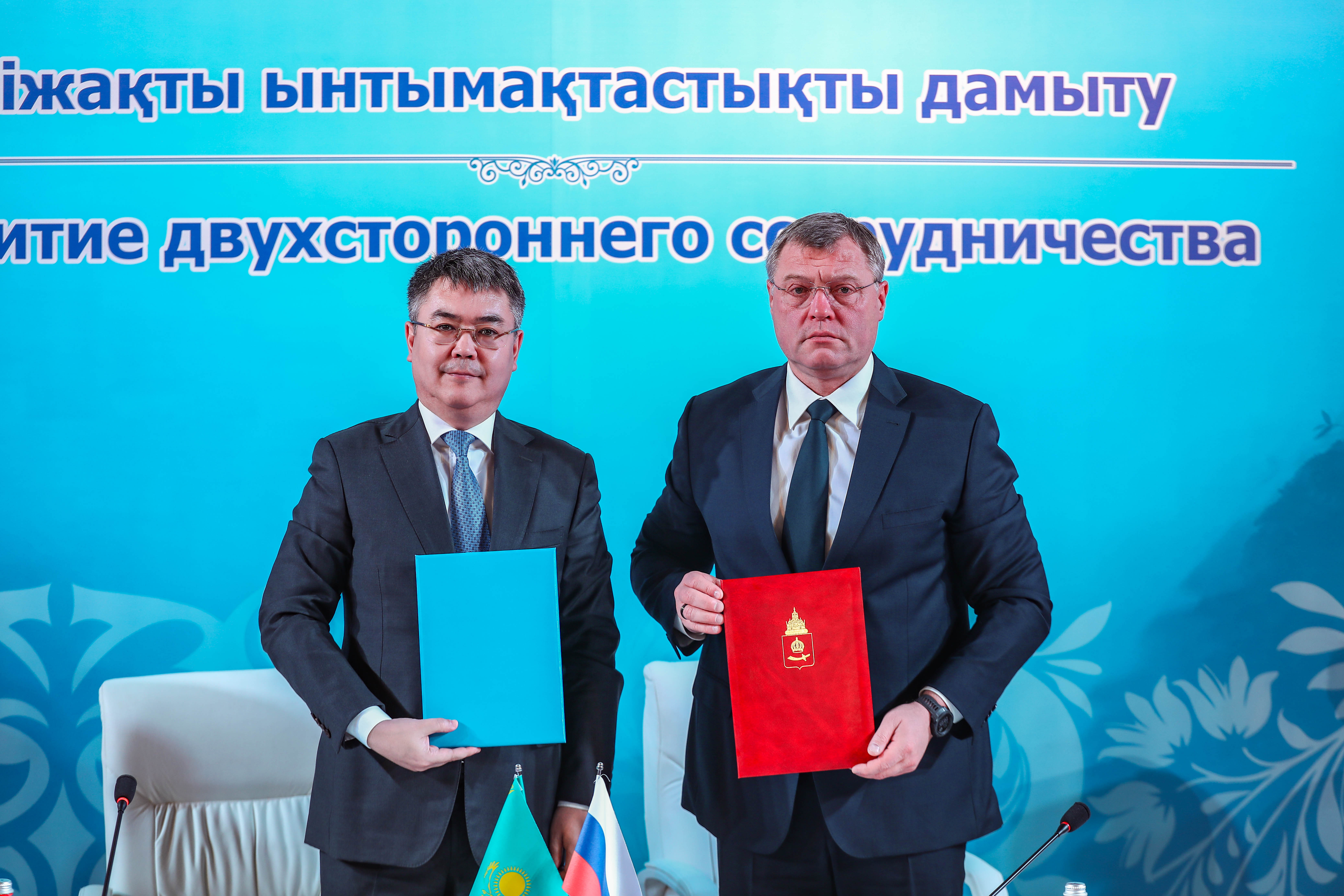 Аким Атырауской области и губернатор Астраханской области подписали документ по укреплению торгово-экономических, культурно-гуманитарных отношений