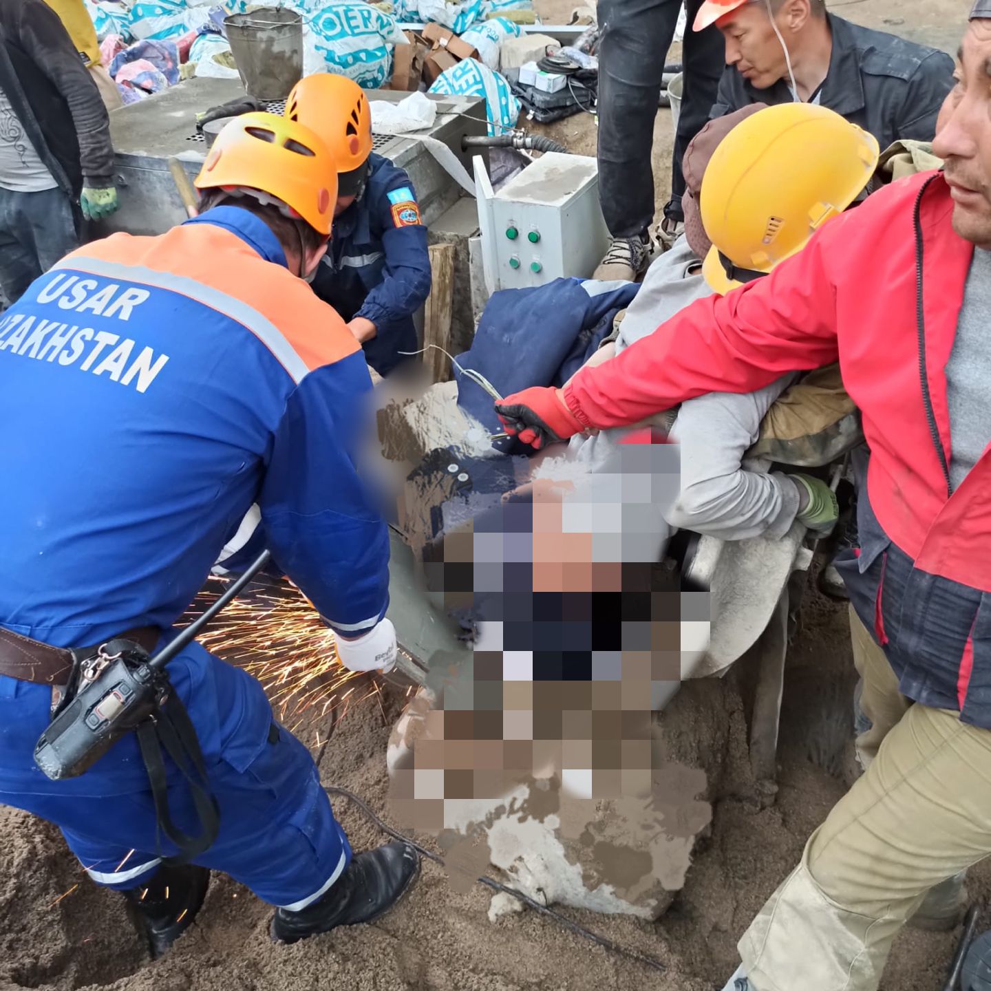 В Алматинской области спасатели  МЧС вызволили строителя, застрявшего ногой в бетономешалке