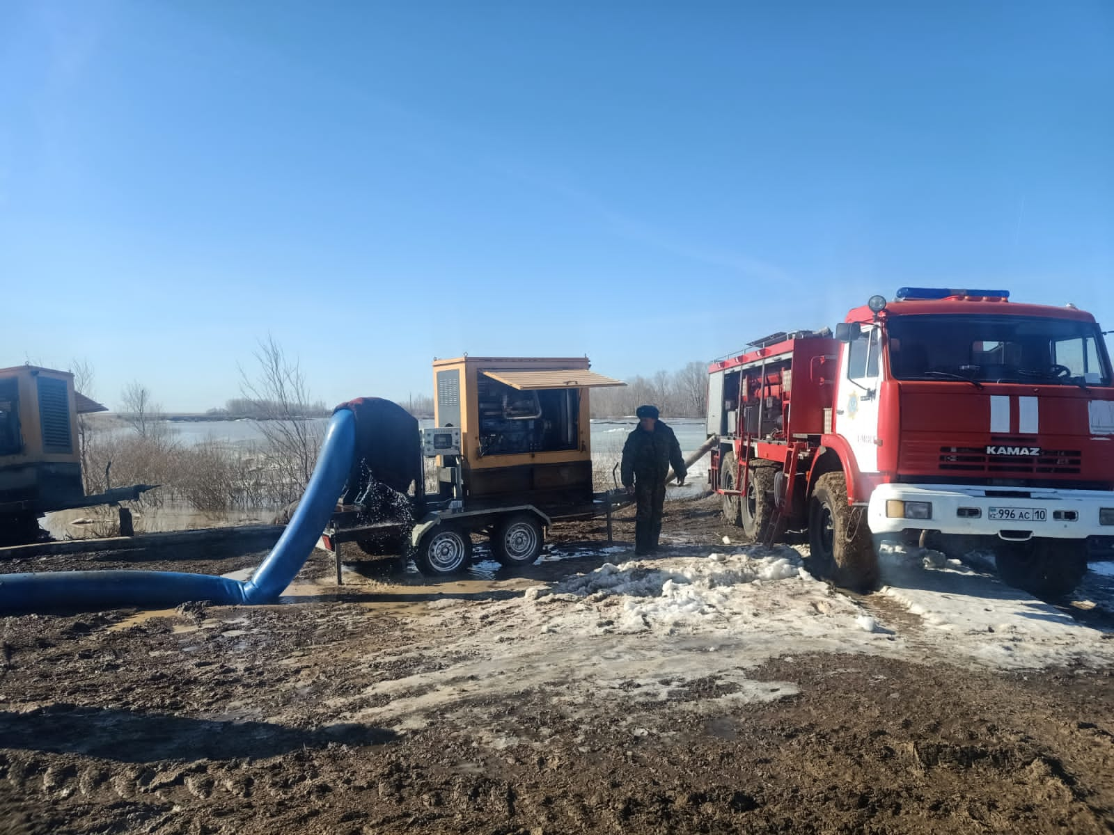 Костанайские спасатели ликвидируют последствия подтоплений в селе Железнодорожное