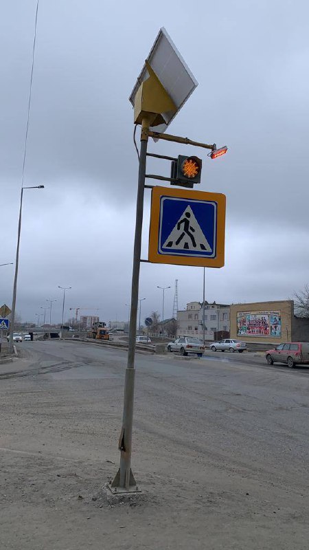 В городе Семей ведутся работы по установке устройств пешеходных дорожных знаков "Коргау".
