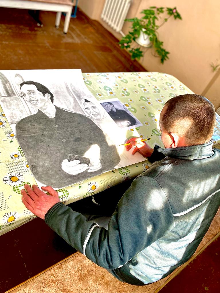 Ұялы телефон үшін жұмыс орнындағы секс Анальды тығынмен жүру