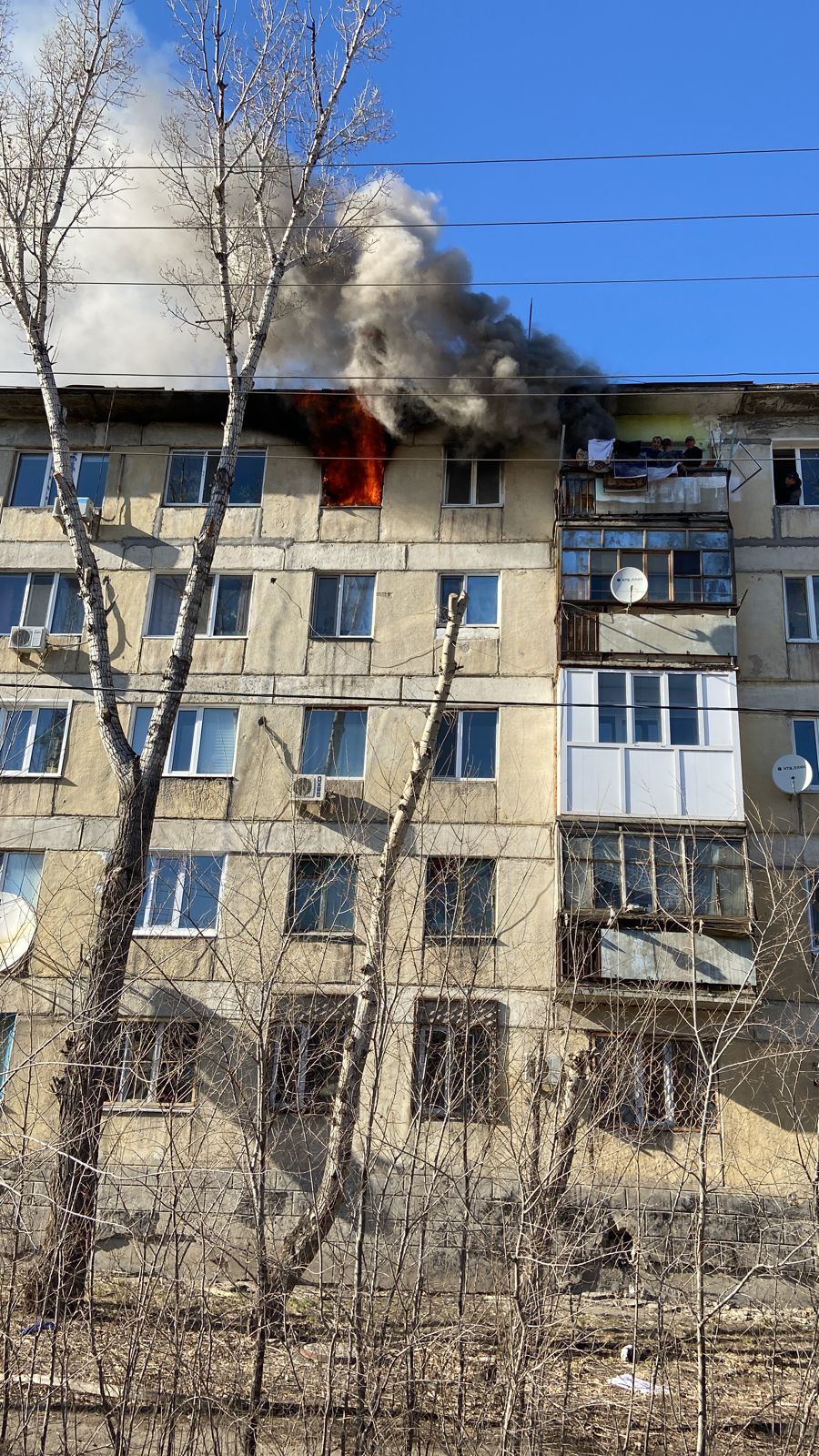 Екібастұзда өрт сөндірушілер өрт кезінде 3 адамды құтқарды