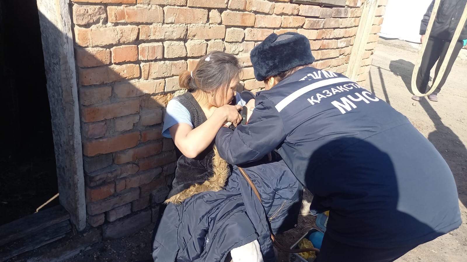 Спасатели г. Семей вытащили женщину и ребенка из под завала обрушившейся крыши