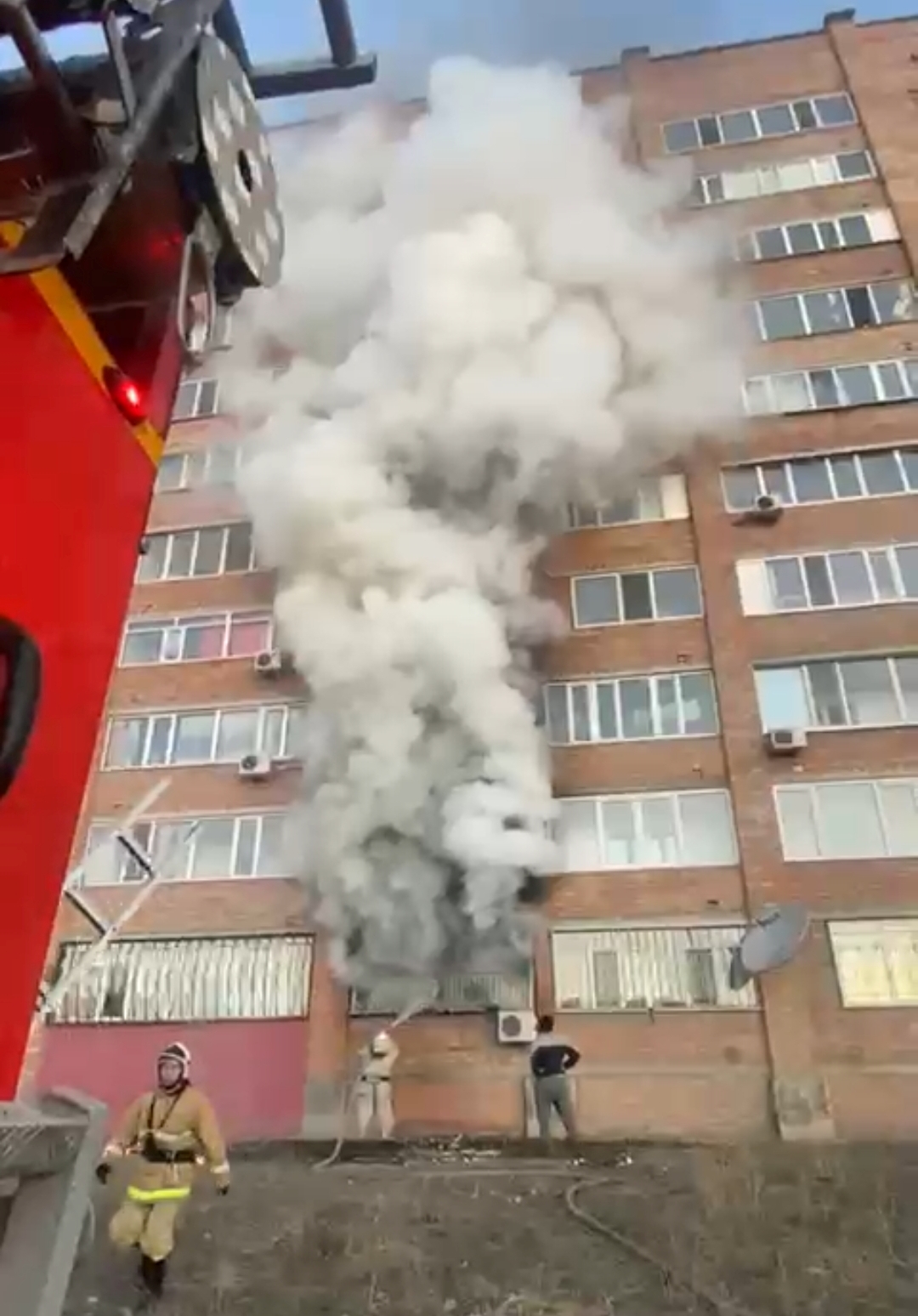 Спасатели Усть-Каменогорска эвакуировали 15 жителей при пожаре в многоэтажке