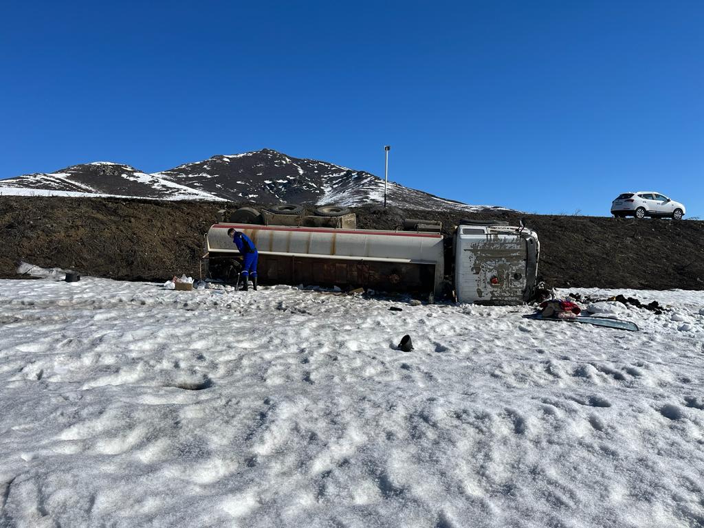 Бүгін Өскемен-Алтай автожолының 136 шақырымында жол апатының салдарынан күкірт қышқылы құйылды.